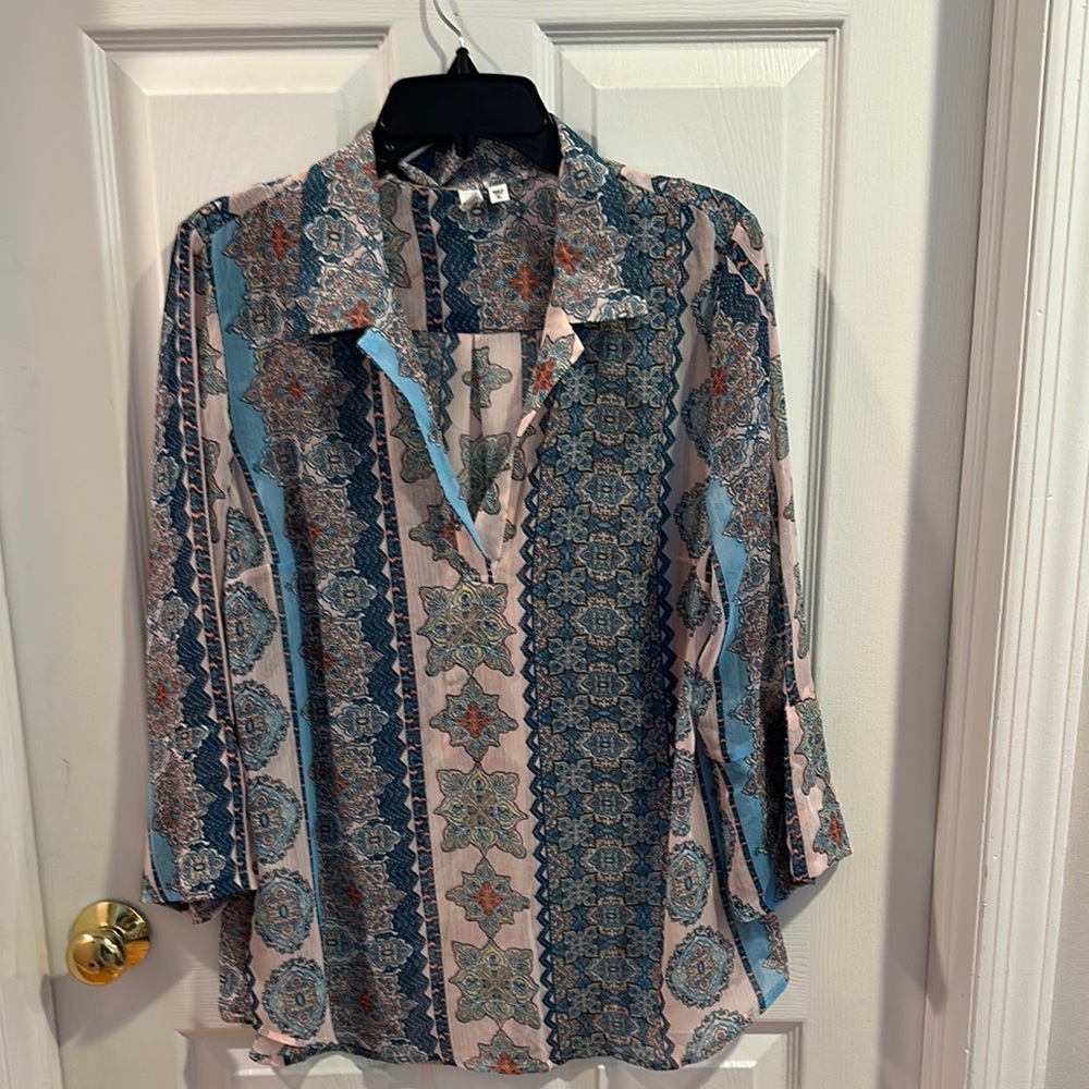 Kut from the Kloth Blue and Gray Graphic Notched Collar Blouse